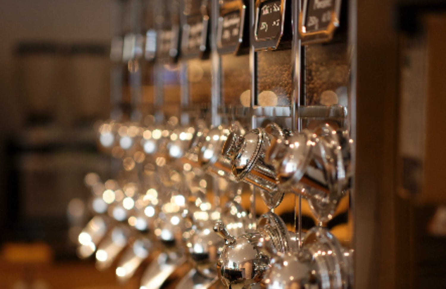 Kaffeewand mit 14 verschiedenen gerösteten Kaffees von Cafiosa. Erhältlich in der Espressobar der Kaffeerösterei am Pfäffikersee.