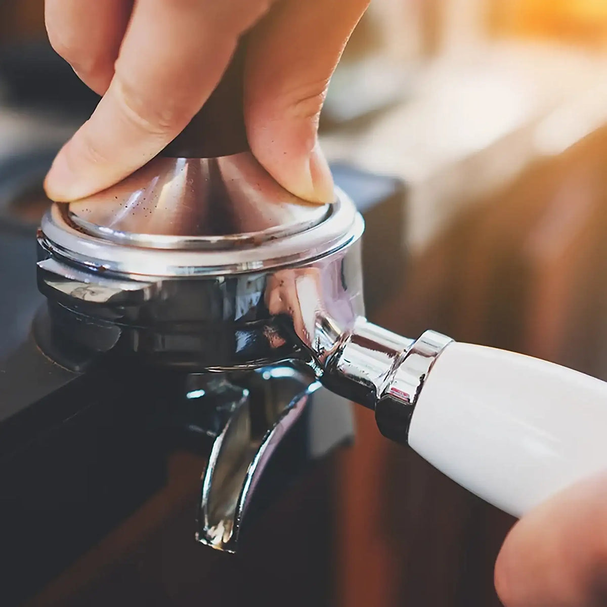 Barista beim Tampen