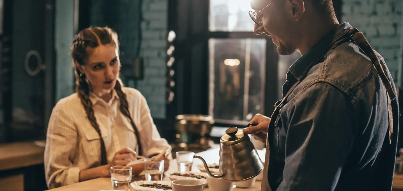 Barista und Lernende beim Aufbrühen von Kaffee und bei einer Sensorikschulung.