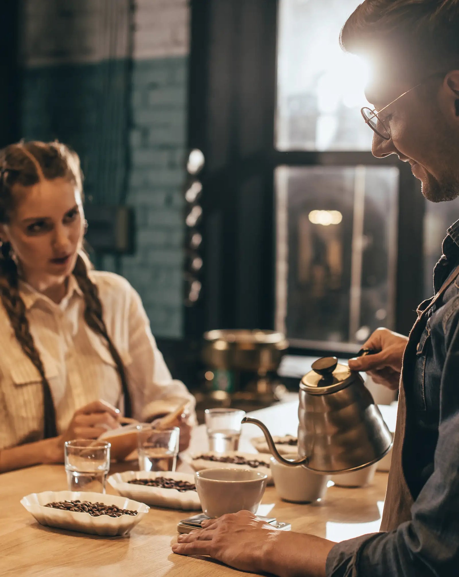 Barista und Lernende beim Aufbrühen von Kaffee und bei einer Sensorikschulung.